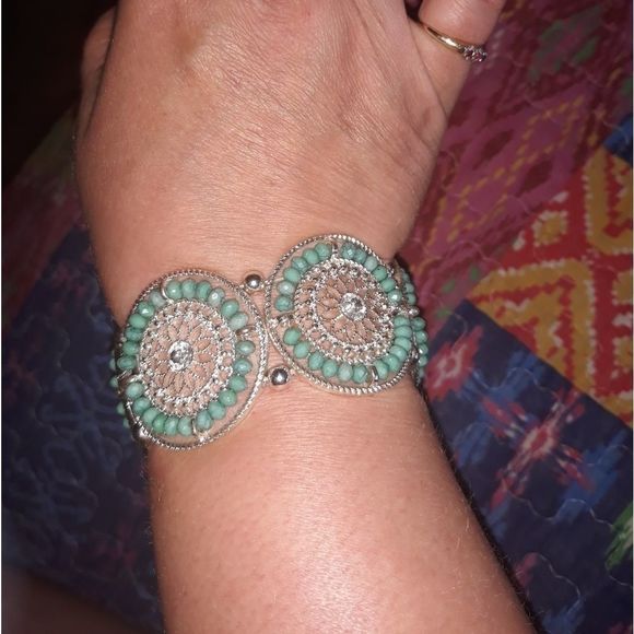 Beautiful stretchable sparkling teal stone bracele - Picture 1 of 3